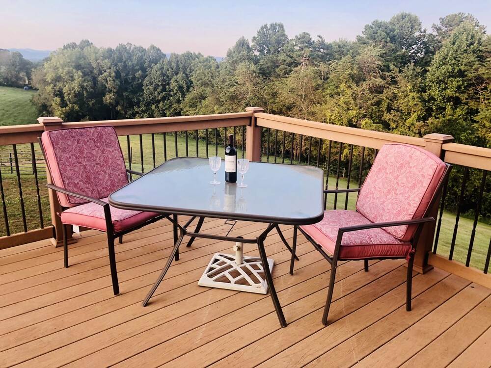 Beautiful Mountain Views on 35 Acre Horse Farm!