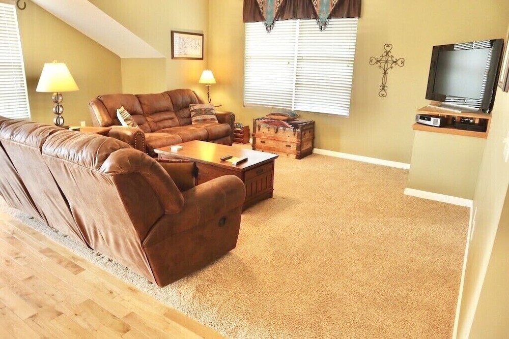 Beautiful Mountain Views on 35 Acre Horse Farm!