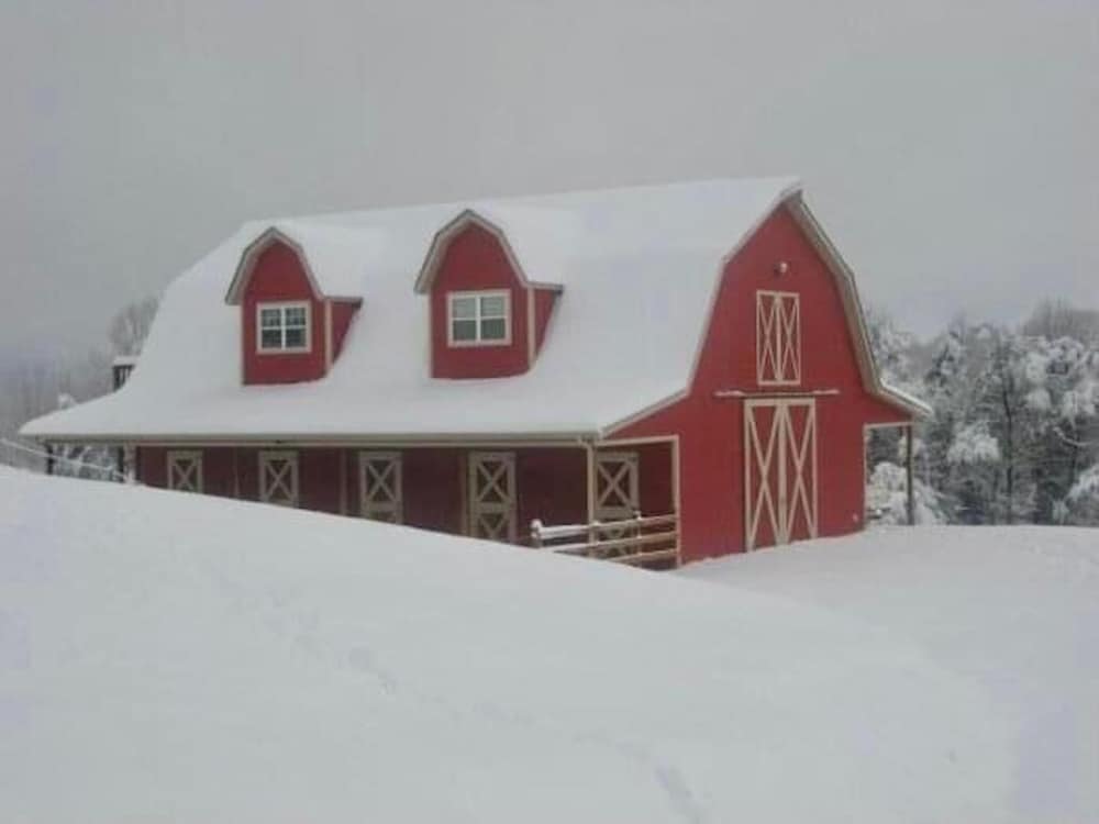 Beautiful Mountain Views on 35 Acre Horse Farm!