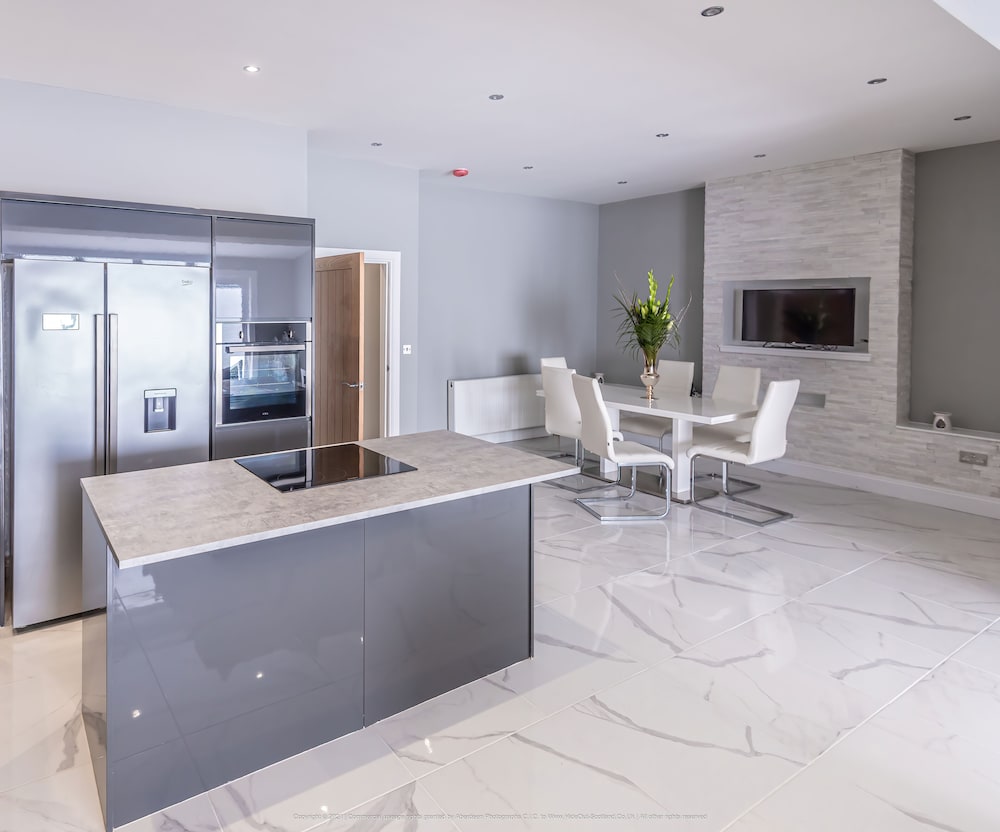 Private kitchen, Beautiful Modern Open Plan Living With Hot Tub