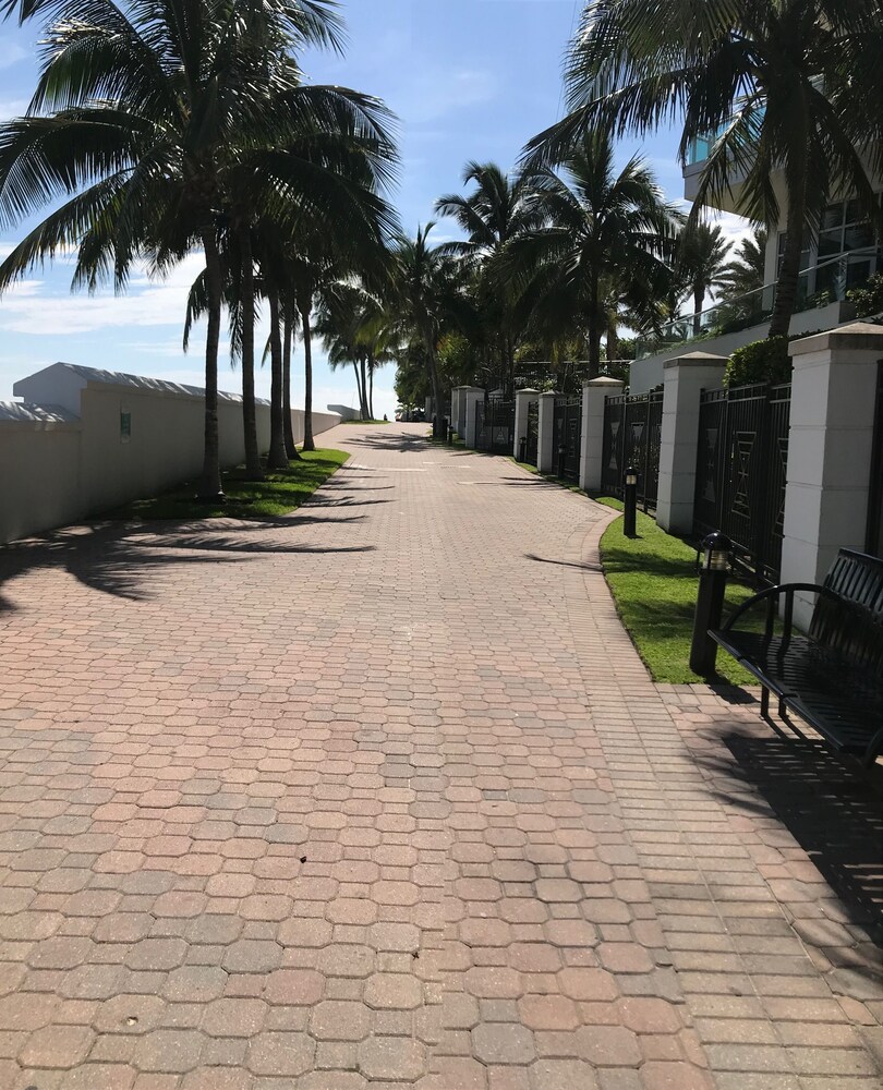 Spacious 1 Bedroom-1 Bathroom with Terrace Steps Away from Bal Harbour Beach