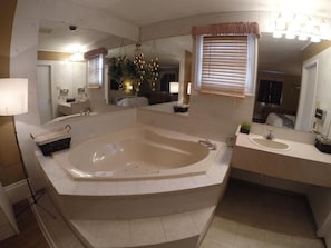 Honeymoon Room | Desk, laptop workspace, free WiFi, bed sheets