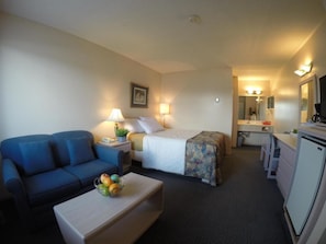 Deluxe Room, 1 Queen Bed | Desk, laptop workspace, free WiFi, bed sheets