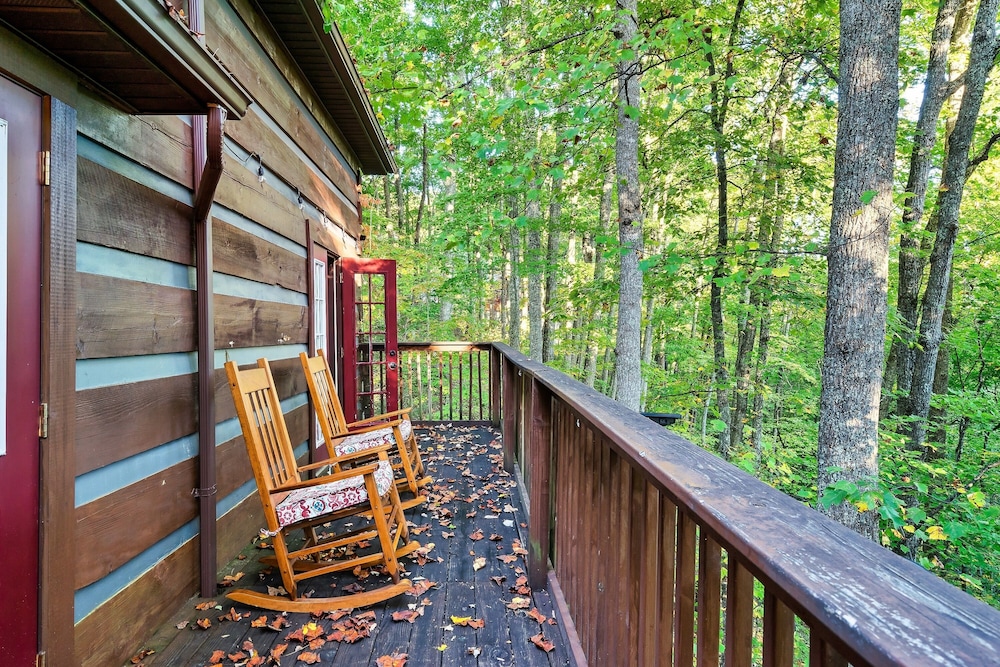 Couples Retreat 🏞️. Real Log Cabin In The 🌳