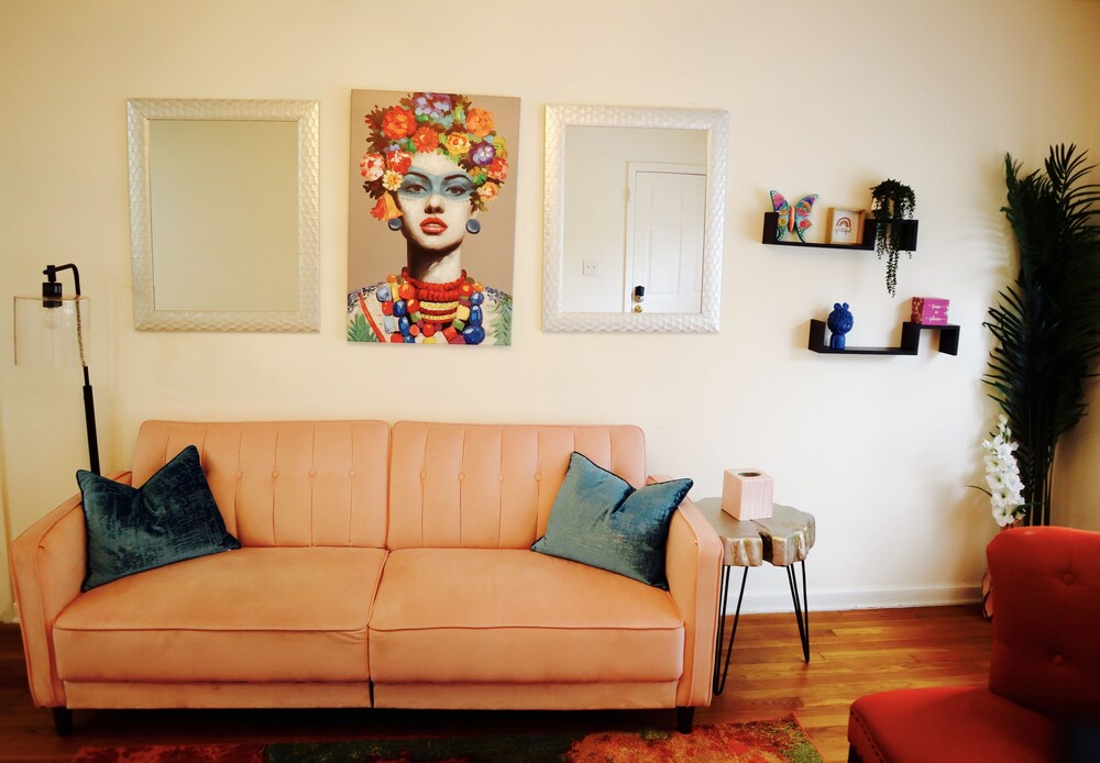 “In Living Color” - 10 Mins from Airport & Stadium