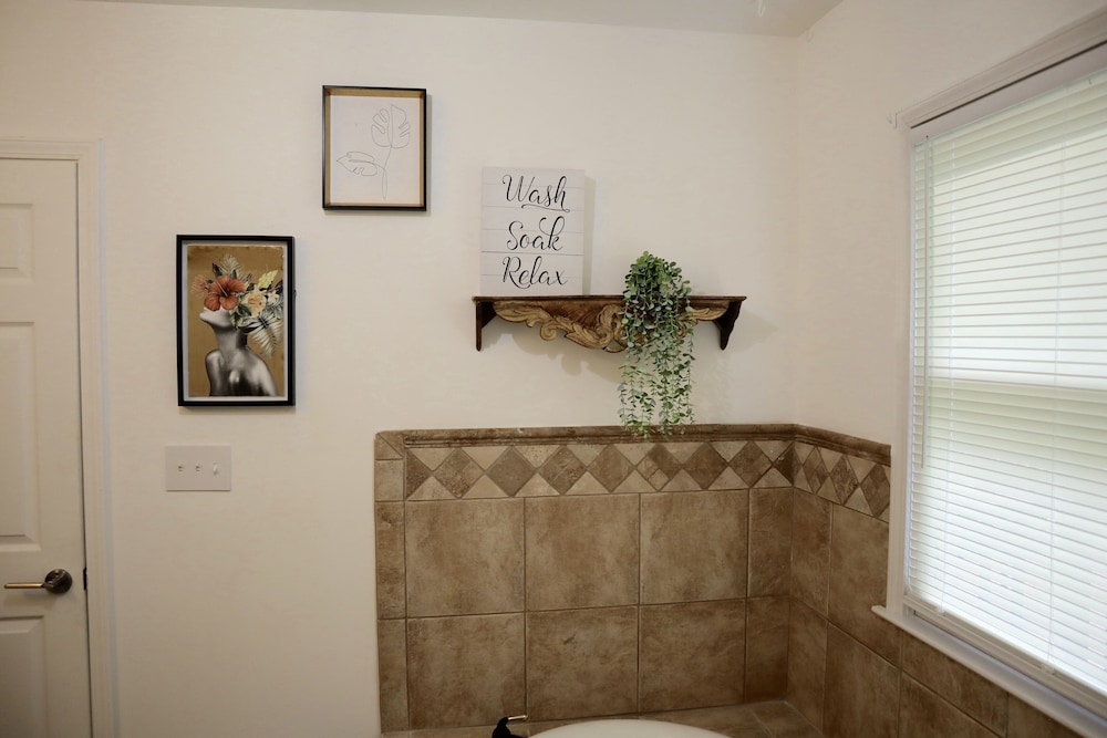 “In Living Color” - 10 Mins from Airport & Stadium