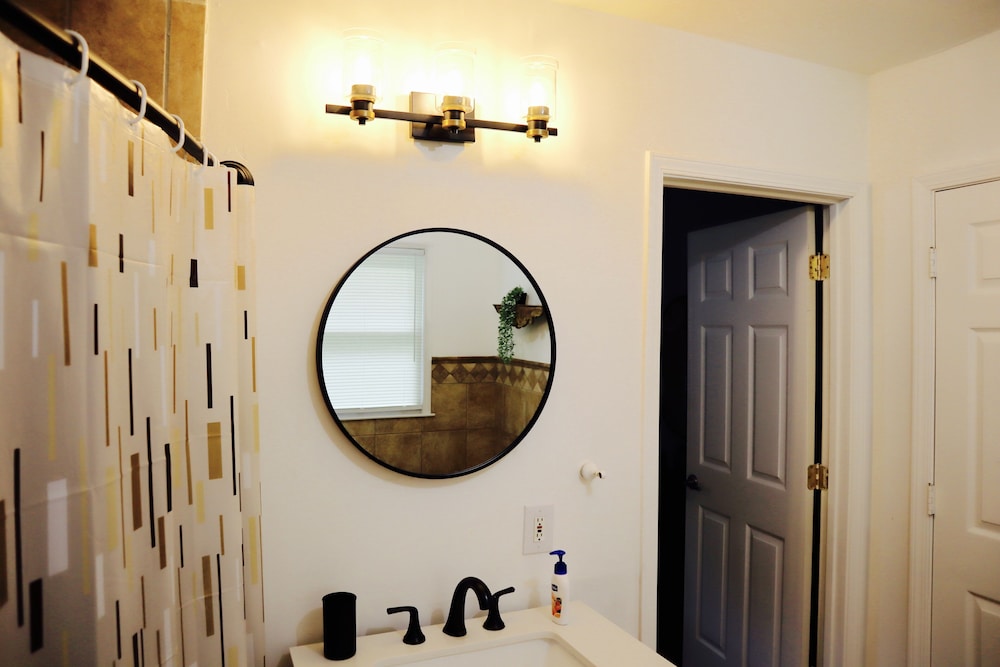 “In Living Color” - 10 Mins from Airport & Stadium