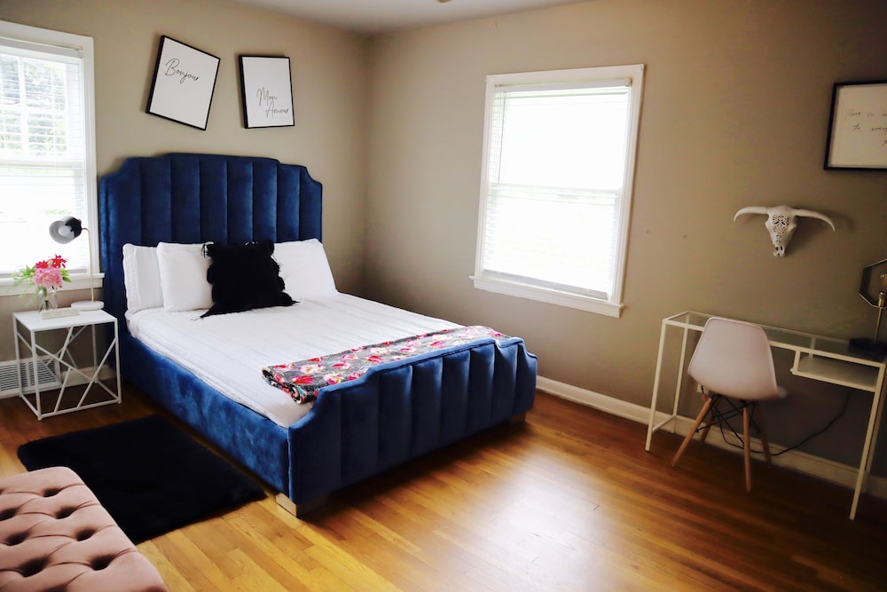 “In Living Color” - 10 Mins from Airport & Stadium