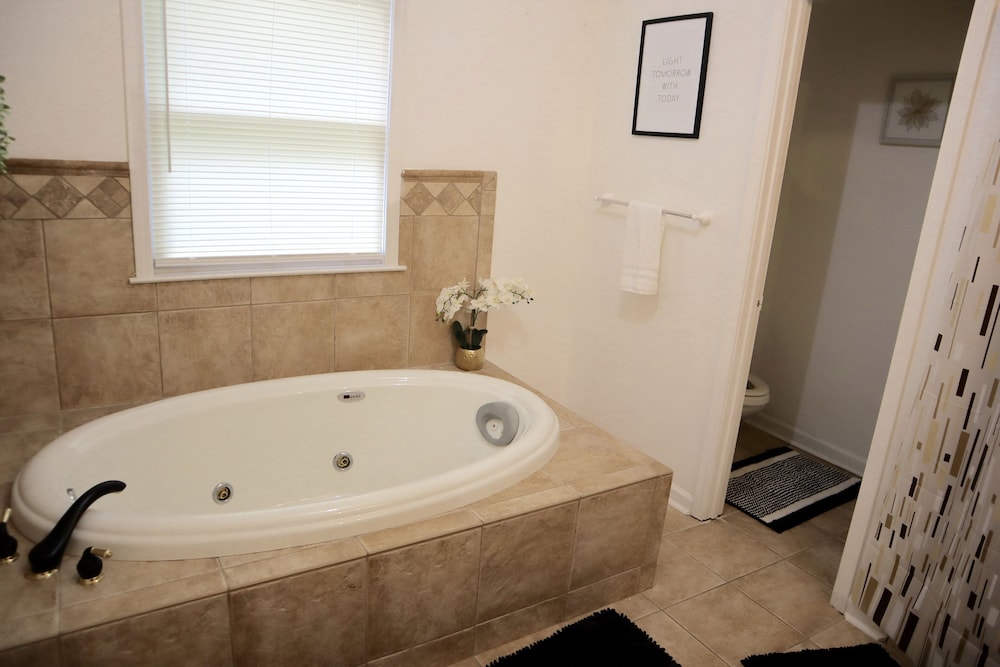 “In Living Color” - 10 Mins from Airport & Stadium