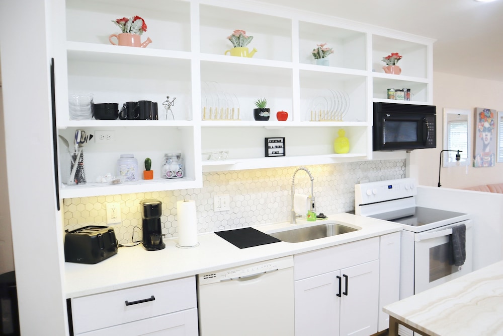 “In Living Color” - 10 Mins from Airport & Stadium