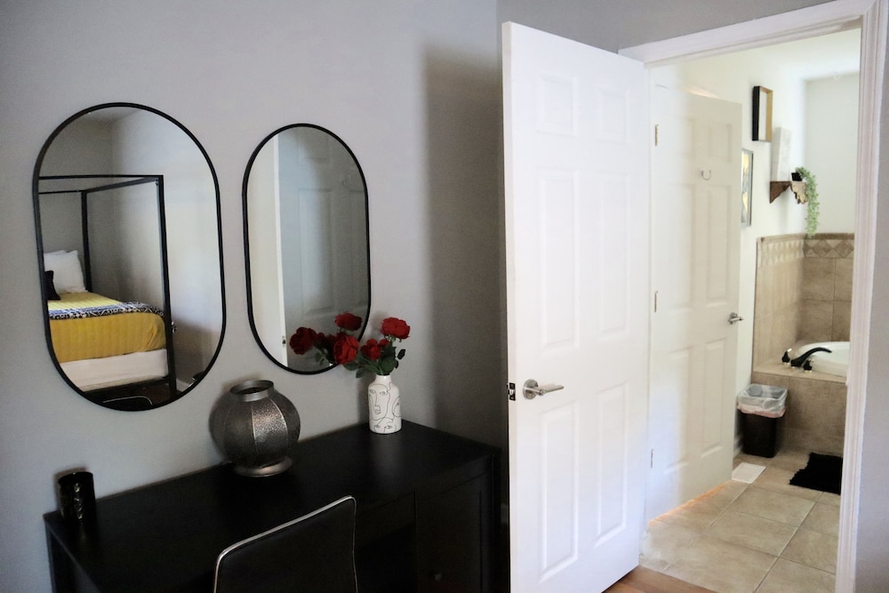 “In Living Color” - 10 Mins from Airport & Stadium