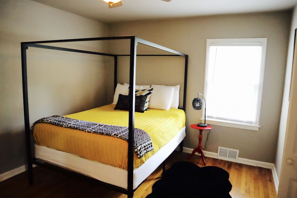 “In Living Color” - 10 Mins from Airport & Stadium