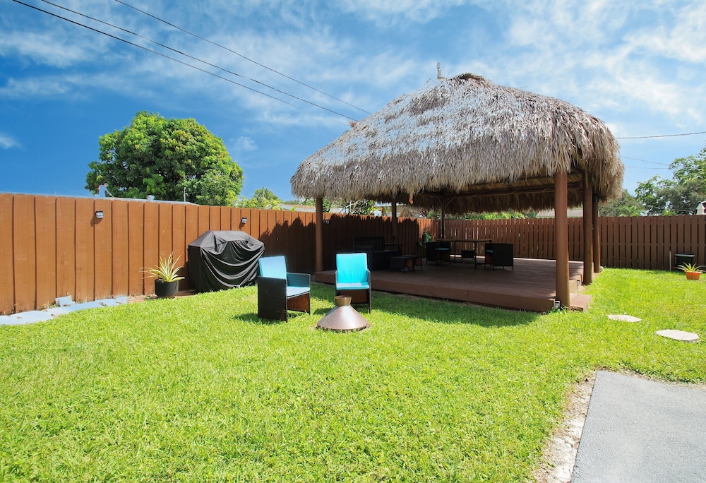 Cozy Home Minutes From the Beach with Relaxing grounds, Tiki Hut & Heated Pool!