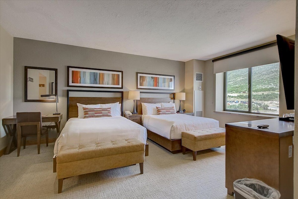 Ski-in/Ski-out Grand Summit Condo Hotel - Sleeps 10!!!!