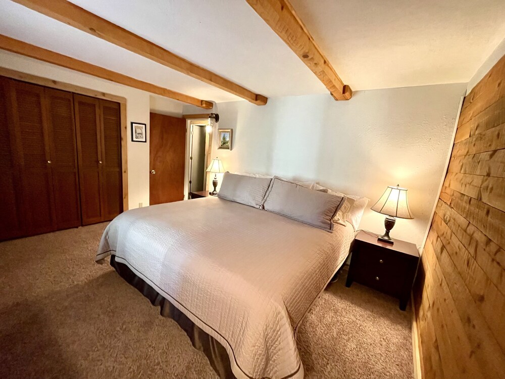Amazing Brian Head Cabin that sleeps 25 people!!Close to the ski slopes