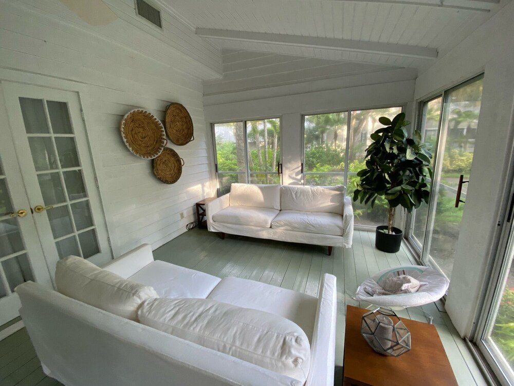 Beautiful cottage nestled amongst trees and five minute walk to beach