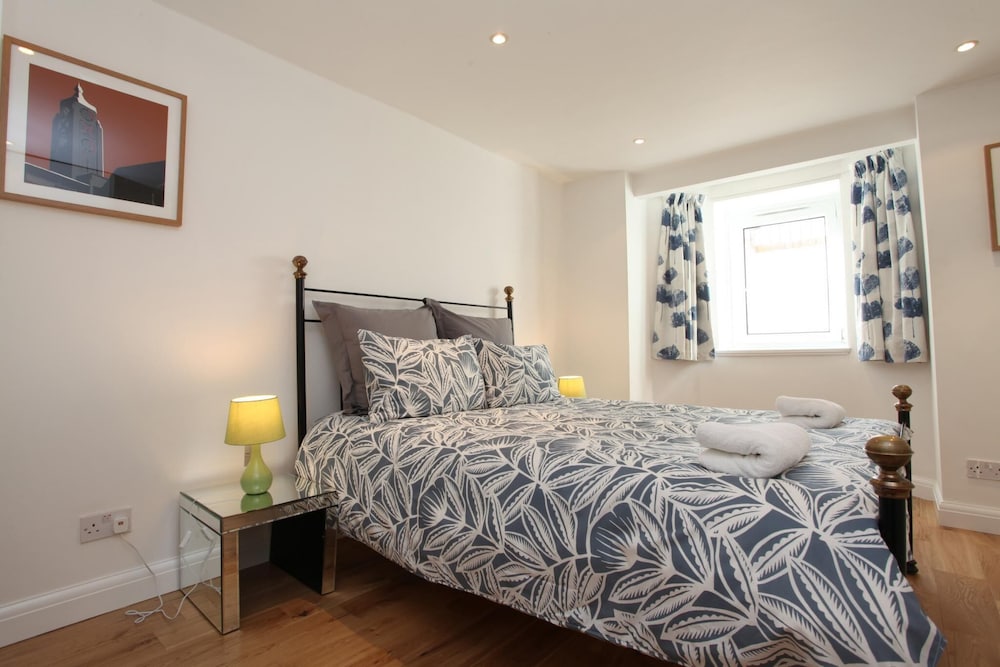 East Finchley London N2, Large Apartment, Private Entrance, 5 mins Tube