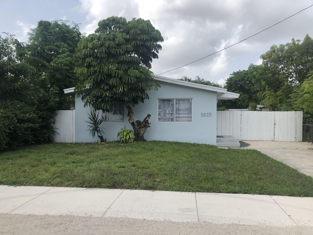 2 Bedroom, 1bath Home with free parking near Beach