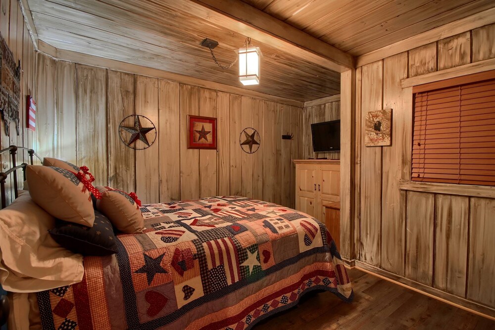 Nature's Lakefront Estate, Private Dock plus 7 BR, 4 BA Bass Lake Vrbo