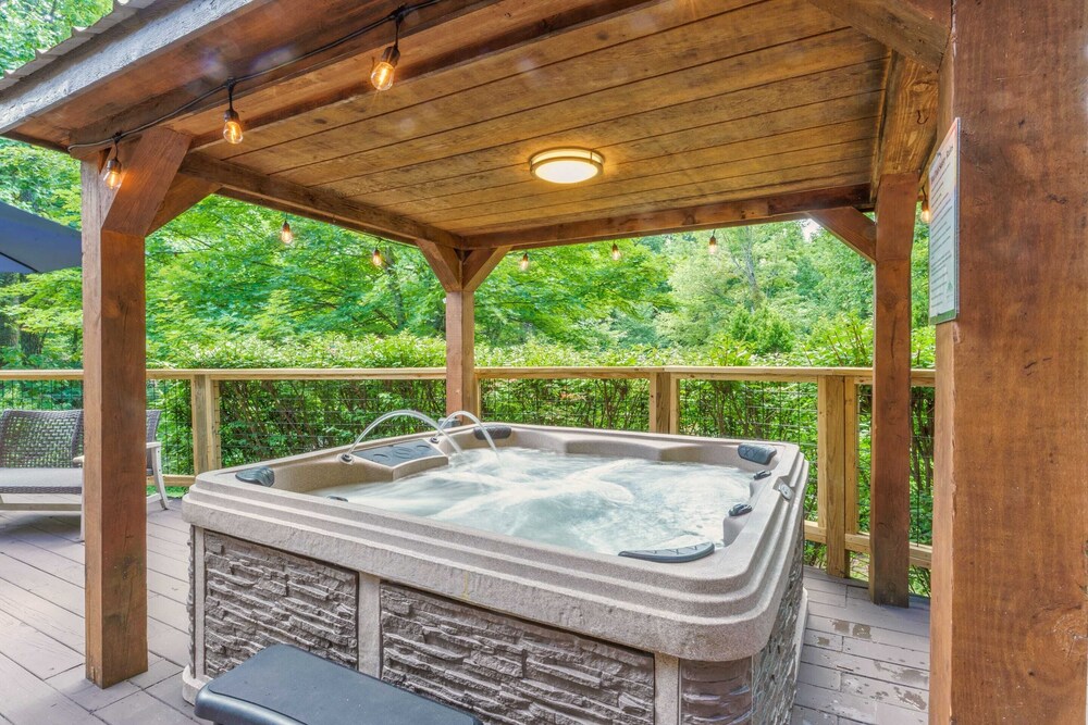 Grand Ole Mountain House: Hot Tub, Air Hockey, Arcade, Fire Pit, Nintendo Game C