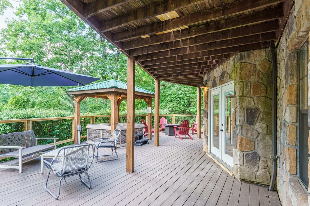 Grand Ole Mountain House: Hot Tub, Air Hockey, Arcade, Fire Pit, Nintendo Game C