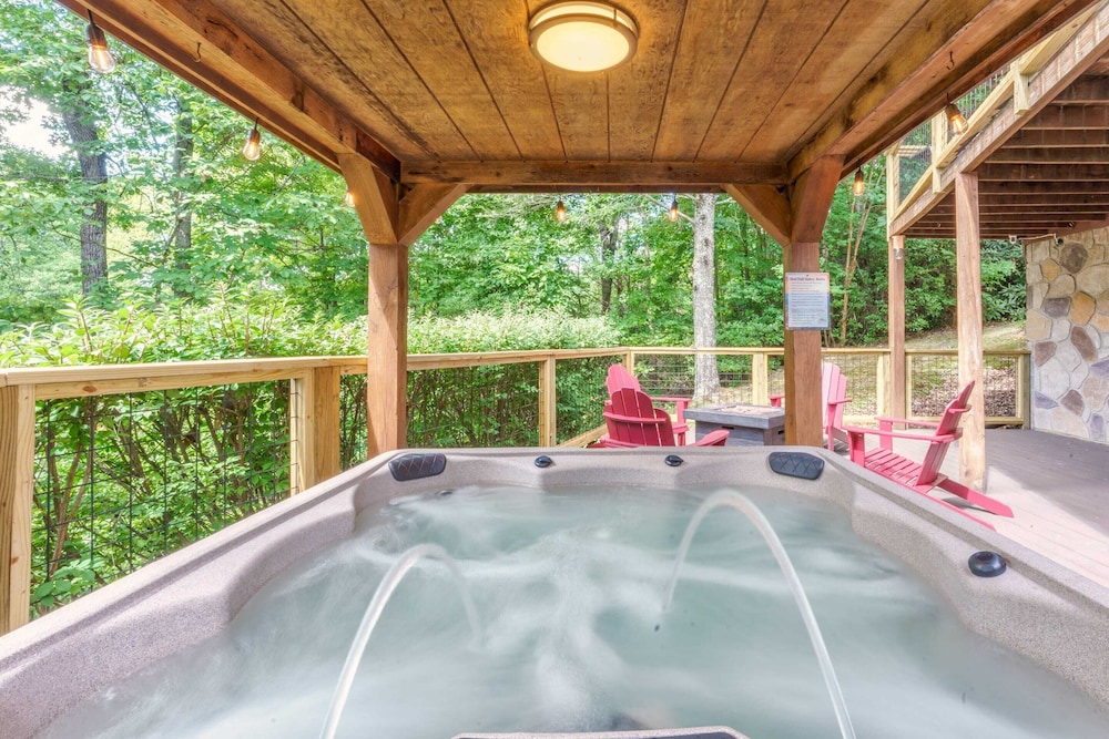 Grand Ole Mountain House: Hot Tub, Air Hockey, Arcade, Fire Pit, Nintendo Game C