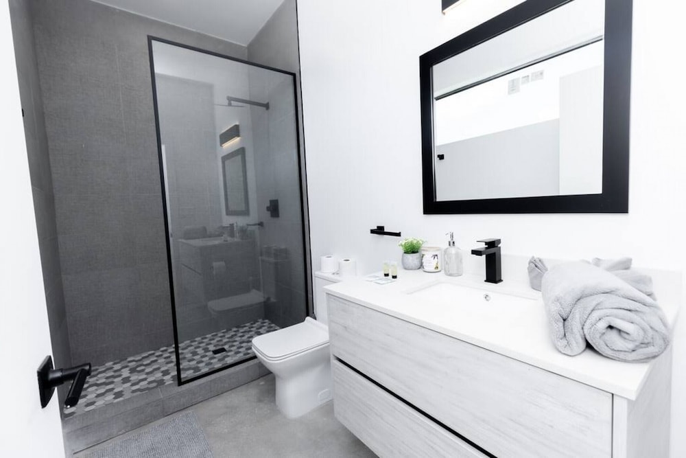 TH01 · Luxury townhouse w/ amazing rooftop & BBQ