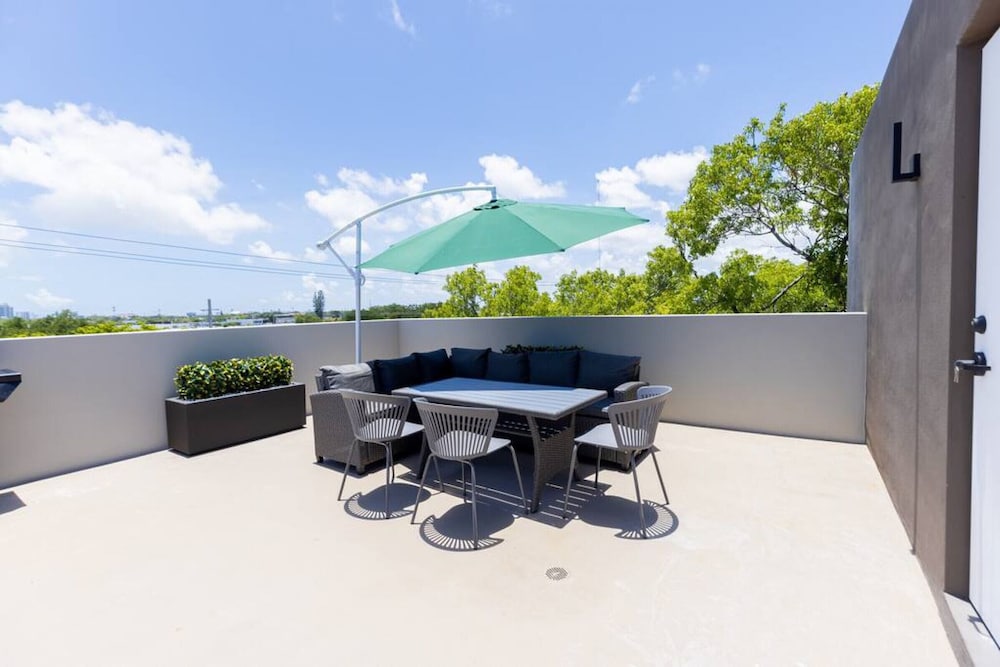 TH01 · Luxury townhouse w/ amazing rooftop & BBQ