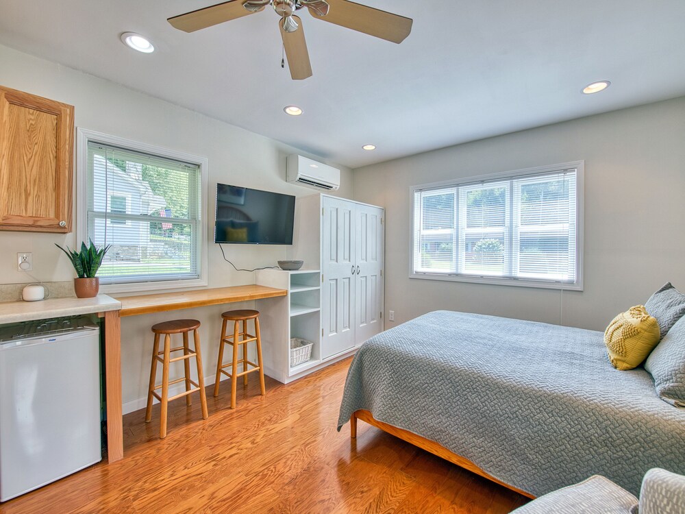 The Marshall Studio in downtown Waynesville, Waynesville 70 Room