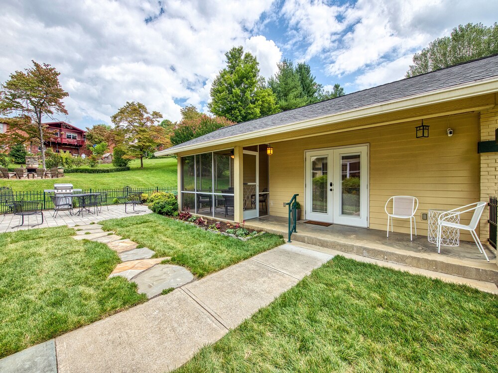 The Marshall Studio in downtown Waynesville, Waynesville 70 Room