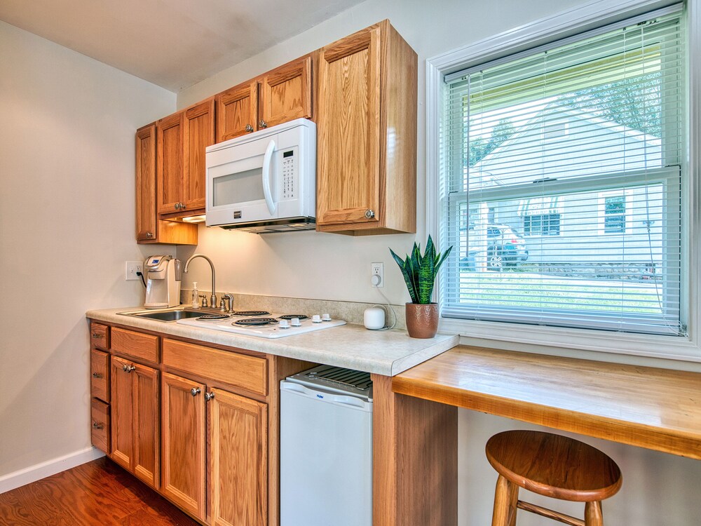 The Marshall Studio in downtown Waynesville, Waynesville 70 Room