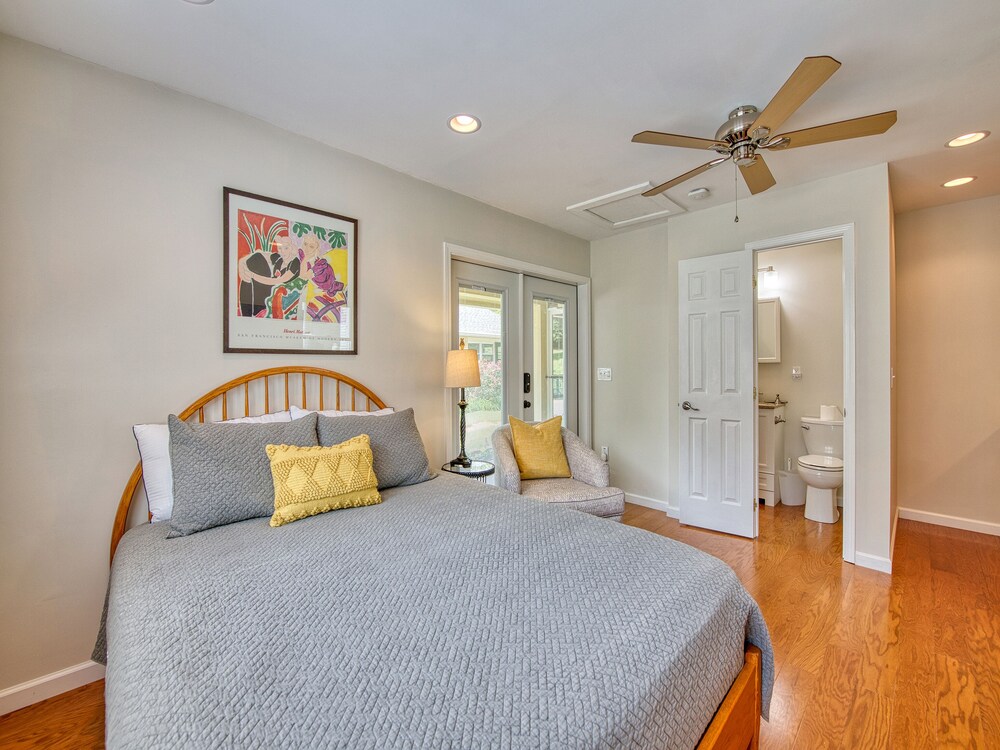 The Marshall Studio in downtown Waynesville, Waynesville 70 Room