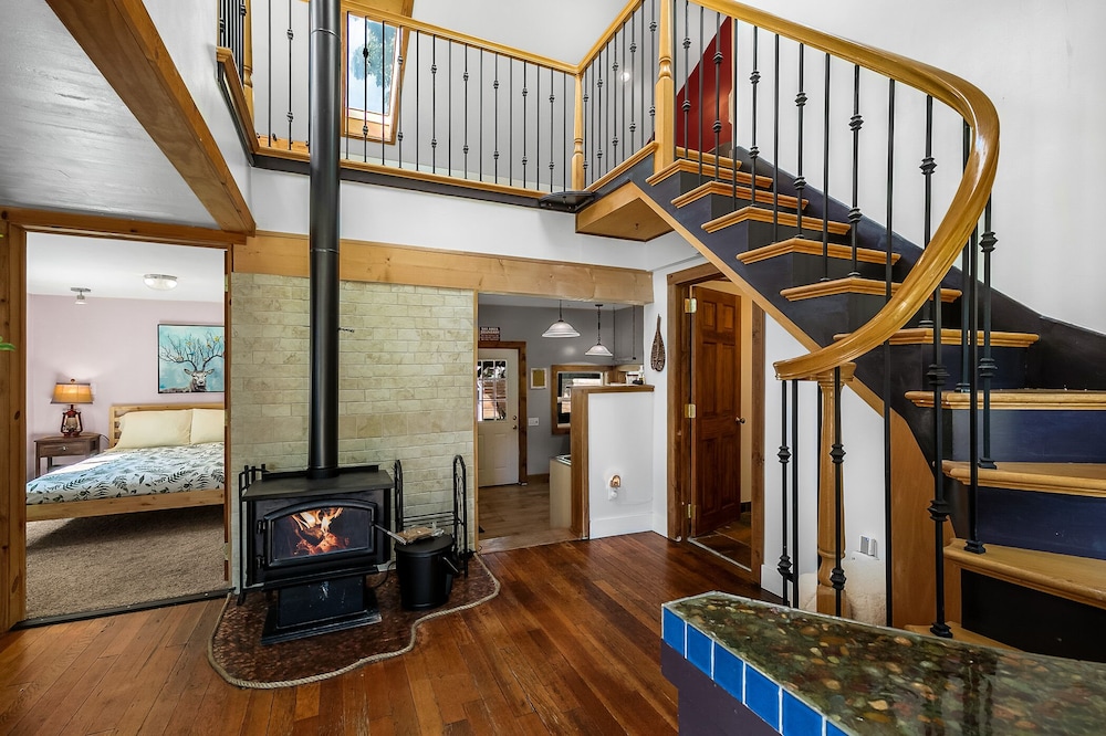 Hadley's Hideaway Cottage w/ hot tub, fenced yard close to hikes