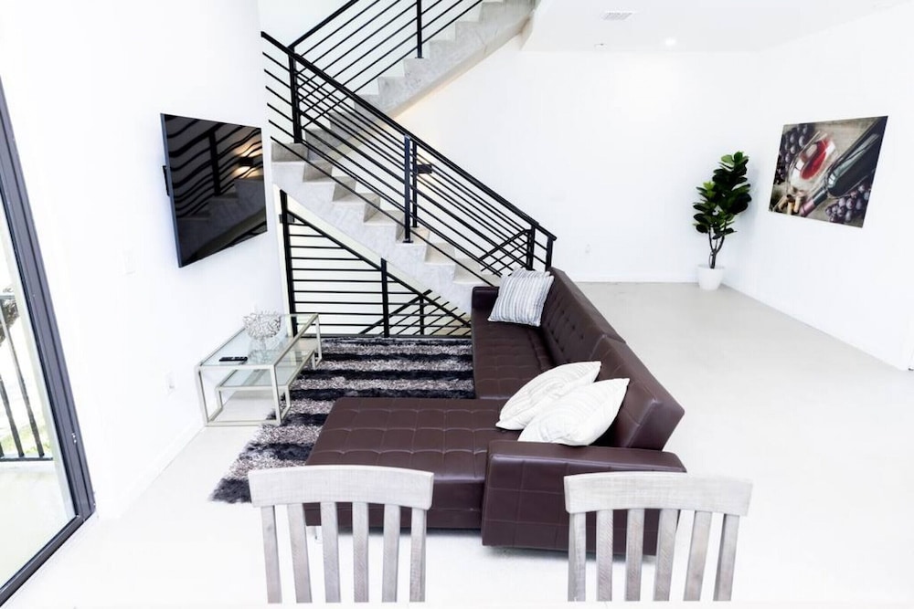 TH03  Townhome w/rooftop & BBQ