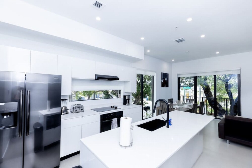 TH03  Townhome w/rooftop & BBQ