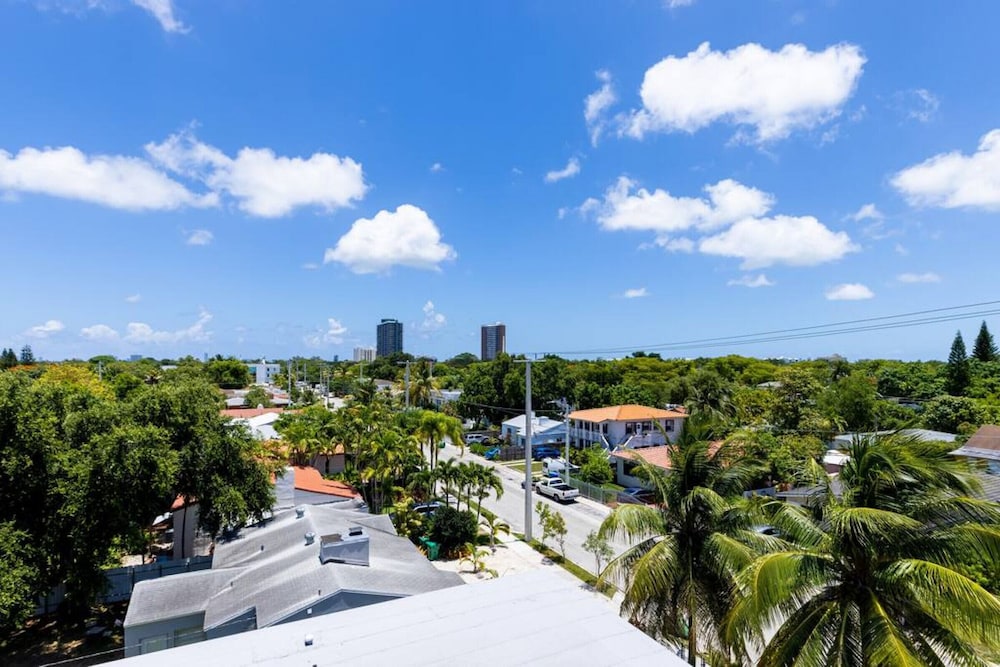 TH03  Townhome w/rooftop & BBQ