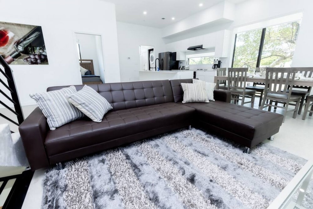 TH03  Townhome w/rooftop & BBQ