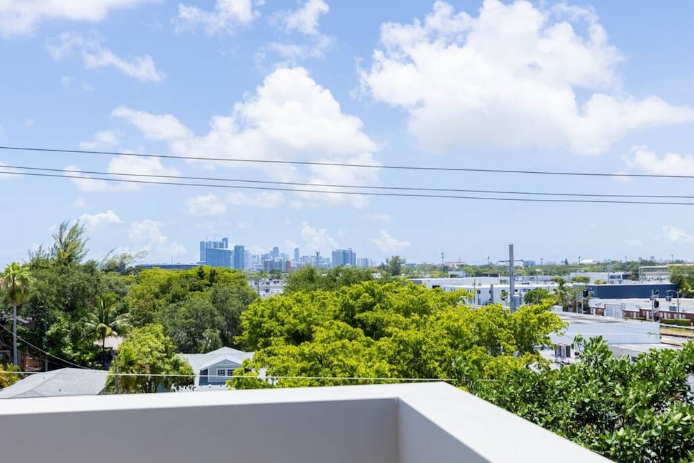 TH03  Townhome w/rooftop & BBQ