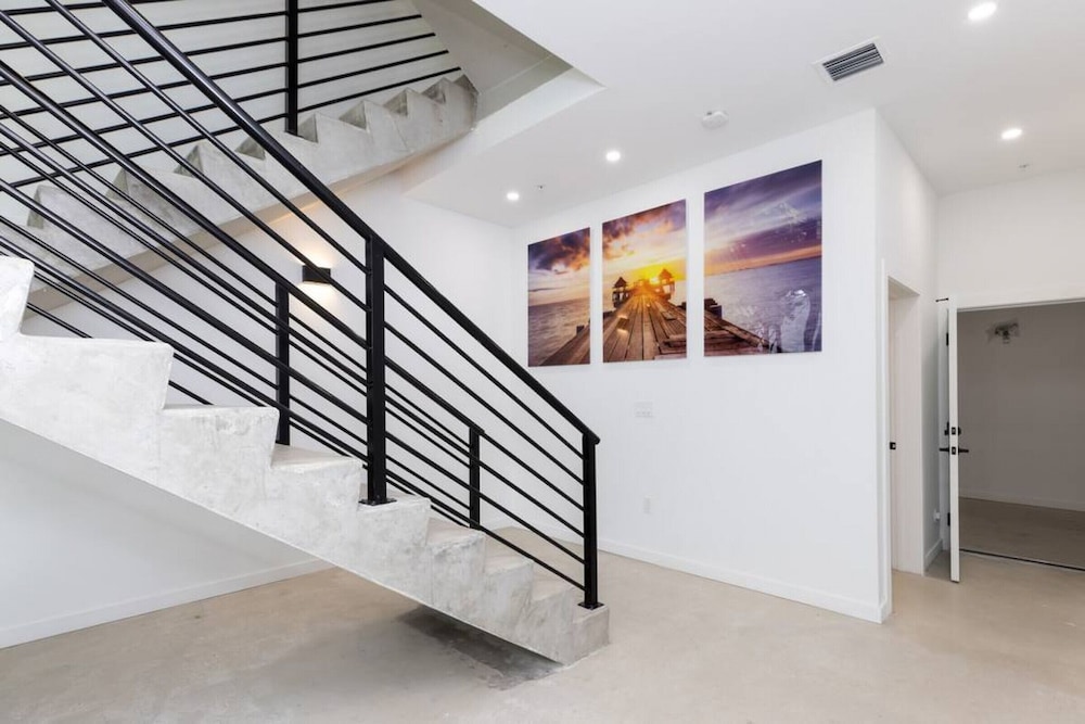 TH03  Townhome w/rooftop & BBQ