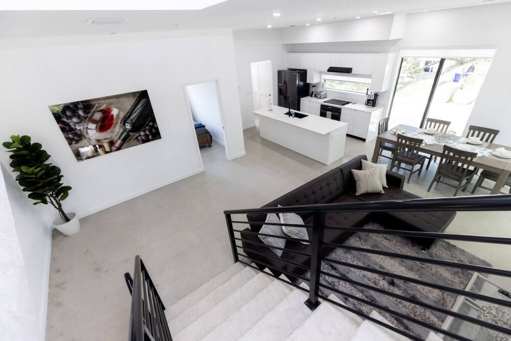 TH03  Townhome w/rooftop & BBQ