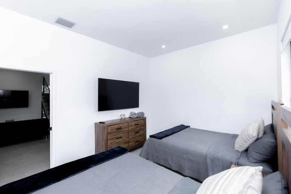 TH03  Townhome w/rooftop & BBQ