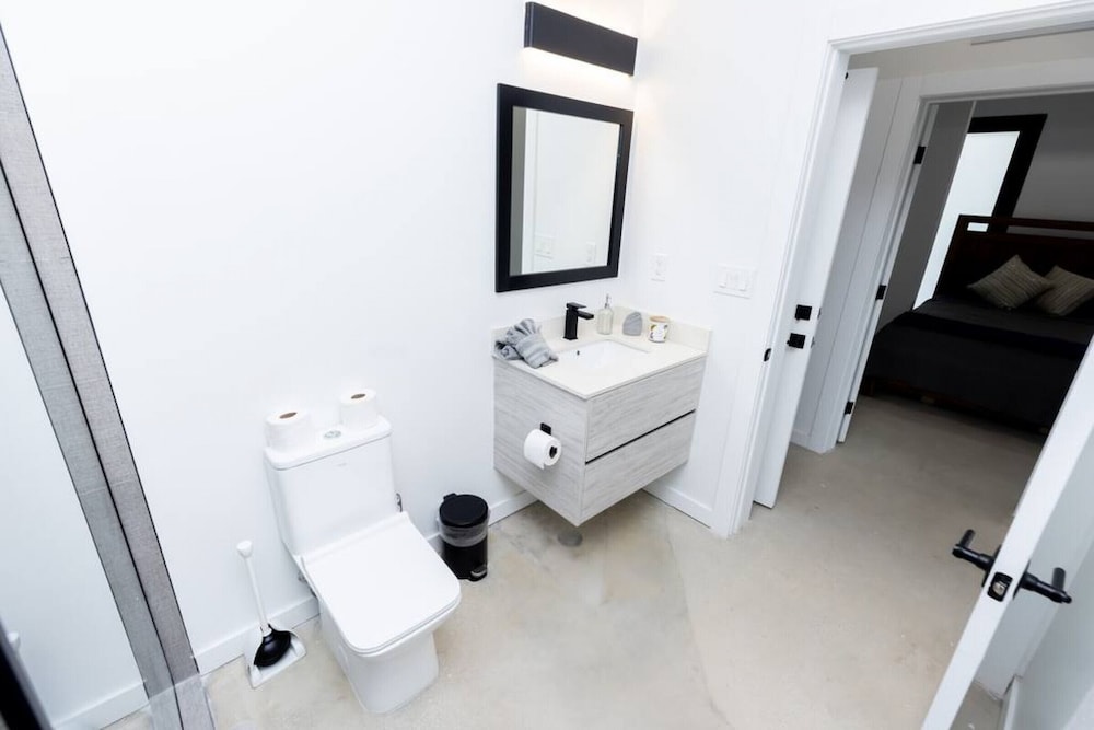 TH03  Townhome w/rooftop & BBQ