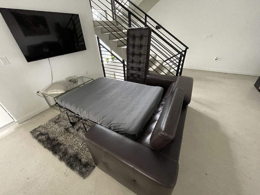 TH03  Townhome w/rooftop & BBQ