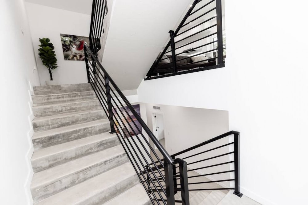 TH03  Townhome w/rooftop & BBQ