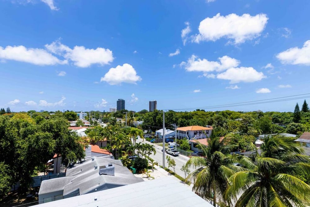 TH05 · Huge 4 bedroom townhouse w/ private rooftop & BBQ