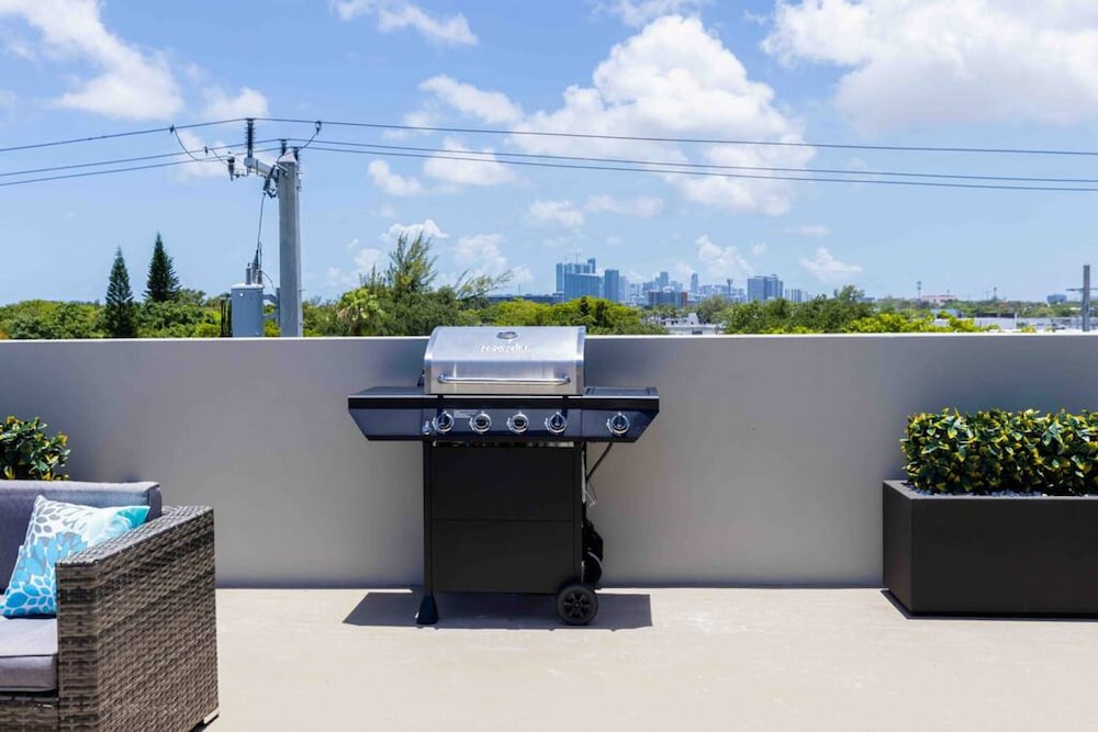 TH05 · Huge 4 bedroom townhouse w/ private rooftop & BBQ