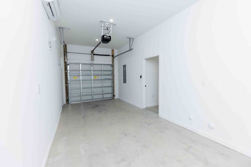 TH05 · Huge 4 bedroom townhouse w/ private rooftop & BBQ