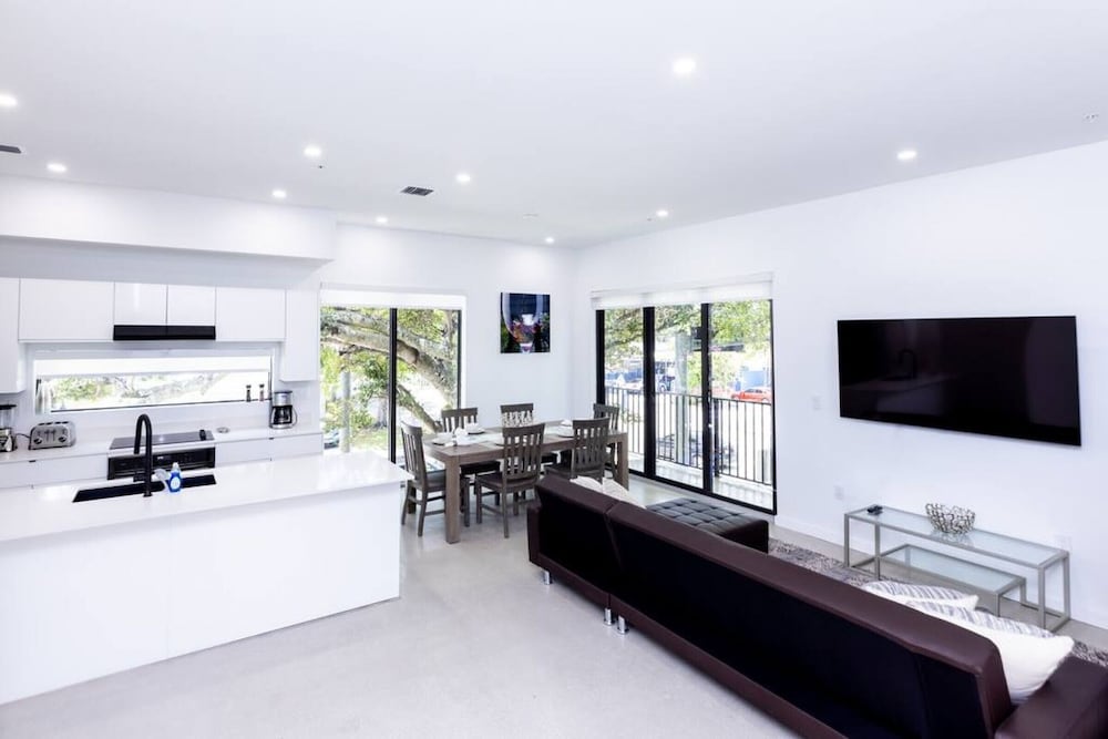 TH07 · Amazing townhome w/rooftop & BBQ - 15 guest @ MIMO