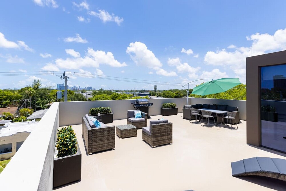 TH07 · Amazing townhome w/rooftop & BBQ - 15 guest @ MIMO