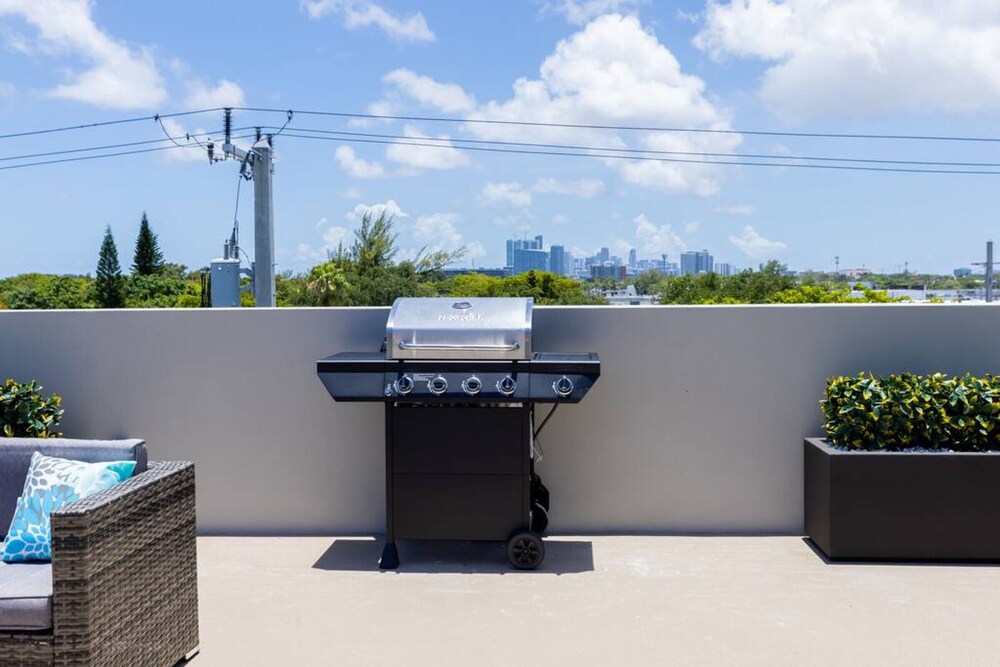 TH07 · Amazing townhome w/rooftop & BBQ - 15 guest @ MIMO